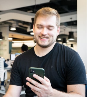 joven en celular